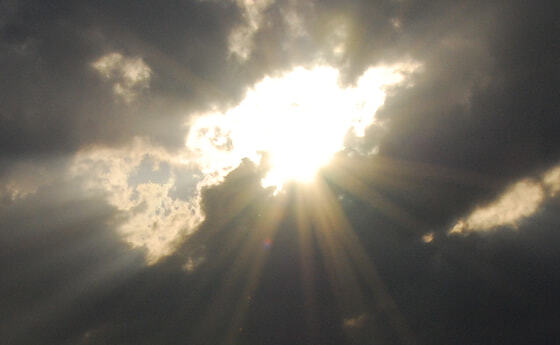 Sonne strahlt durch die Wolkendecke.
