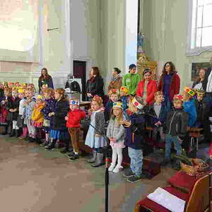 mit den Kindern des Pfarrcaritas-Kindergartens Hl. Familie