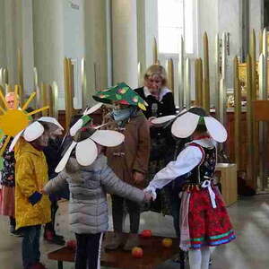 mit den Kindern des Pfarrcaritas-Kindergartens Hl. Familie