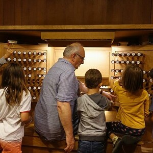 Domorganist Wolfgang Kreuzhuber umringt von Kindern an der Rudigierorgel