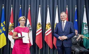 Christine Feldbacher erhält die Verdienstmedaille des Landes OÖ.