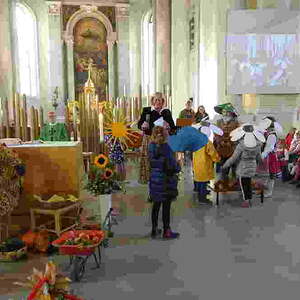 mit den Kindern des Pfarrcaritas-Kindergartens Hl. Familie
