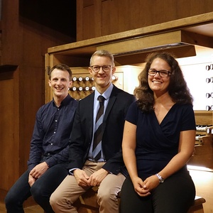 Henrik Skærbæk Jespersen an der Rudigierorgel mit seinen Registrant:innen Gerhard Raab und Theresa Zöpfl