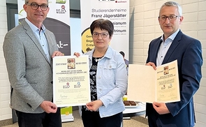 LK-Präsident Franz Waldenberger (links) überreicht das um die Milch und Milchprodukte erweiterte „Gut zu wissen“-Zertifikat an Küchenchefin Agnes Pichler sowie Rainer Burgstaller, den Geschäftsführer der KHG-Mensa Linz.