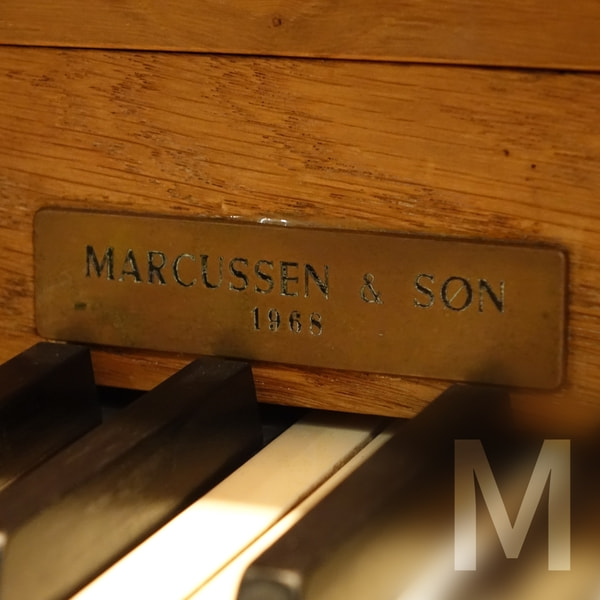 Firmenschild an der Rudigierorgel im Mariendom Linz (Foto: Stefanie Petelin)