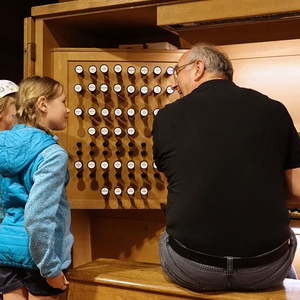 Kleine Orgelentdeckerinnen mit Domorganist Wolfgang Kreuzhuber