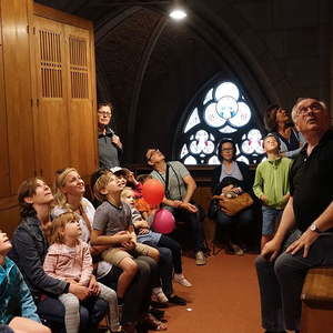Domorganist Wolfgang Kreuzhuber umringt von kleinen und großen Orgelentdeckerinnen und Orgelentdeckern