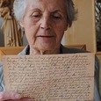 Jägerstätter-Tochter Maria Dammer mit dem neu entdeckten Schriftstück / © Franz und Franziska Jägerstätter Institut Jägerstätter-Tochter Maria Dammer mit dem neu entdeckten Schriftstück