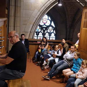 Domorganist Wolfgang Kreuzhuber umringt von kleinen und großen Orgelentdeckerinnen und Orgelentdeckern