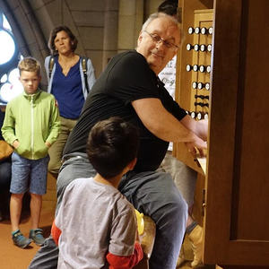 Domorganist Wolfgang Kreuzhuber mit einem kleinen Orgelentdecker