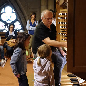 Kleine Orgelentdeckerinnen beim Komponieren mit Domorganist Wolfgang Kreuzhuber