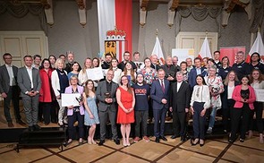 Gruppenbild der Preisträger:innen mit Bischof Manfred Scheuer, Pastoralamtsdirektorin Gabriele Eder-Cakl, Landeshauptmann Thomas Stelzer und Soziallandesrat Wolfgang Hattmannsdorfer