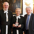 Prof. Karl Rehberger erhielt Österreichisches Ehrenkreuz für Wissenschaft und Kunst / © Land OÖ / Dedl V. l.: Propst Prälat Konsistorialrat Johannes Holzinger, Prof. Karl Rehberger, LH Dr. Josef Pühringer