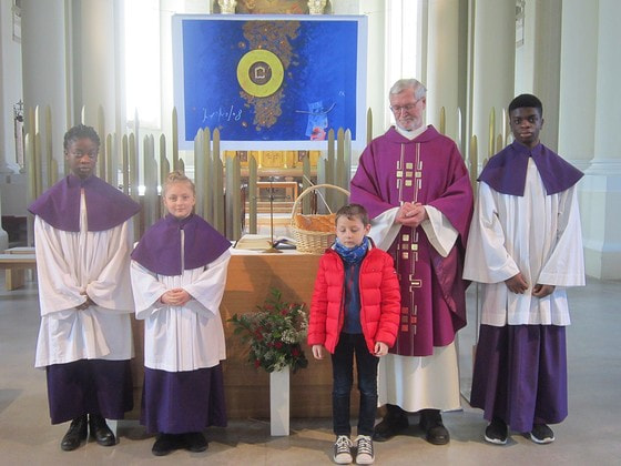 Pfarrer Christian Zoidl mit den Minis - 17.03.2019