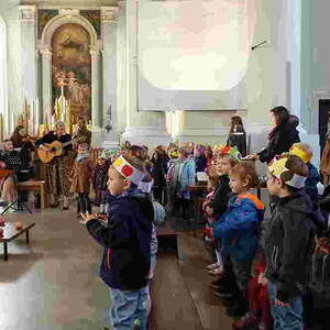mit den Kindern des Pfarrcaritas-Kindergartens Hl. Familie
