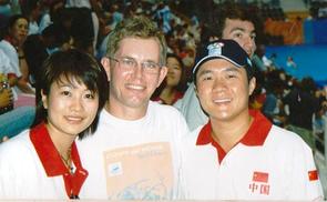 Günther Waldhör inmitten von Fans aus China beim Tischtennis im Rahmen von Olympia 2004 in Athen