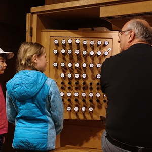 Kleine Orgelentdeckerinnen mit Domorganist Wolfgang Kreuzhuber