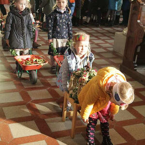 mit den Kindern des Pfarrcaritas-Kindergartens Hl. Familie