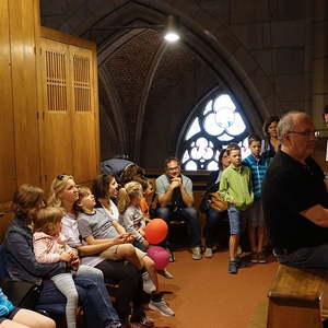 Domorganist Wolfgang Kreuzhuber umringt von kleinen und großen Orgelentdeckerinnen und Orgelentdeckern