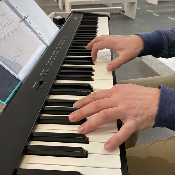 https://www.pfarrbriefservice.de/image/kirchenband-keyboard-spielen-0?vm=download&rdm=0yah~bTUQLCh