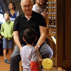 Domorganist Wolfgang Kreuzhuber mit einem kleinen Orgelentdecker